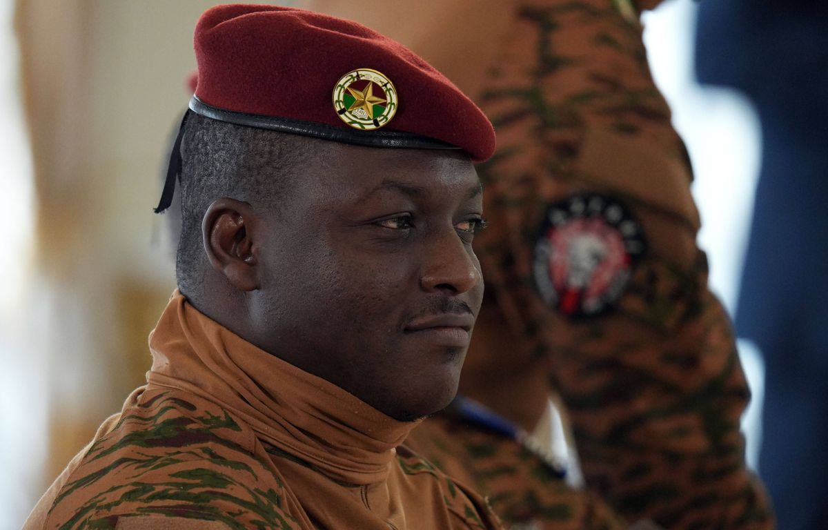 Burkina : La Constitution sera modifiée, les élections pas une priorité, daprès le capitaine Traoré – Cosmo Sonic