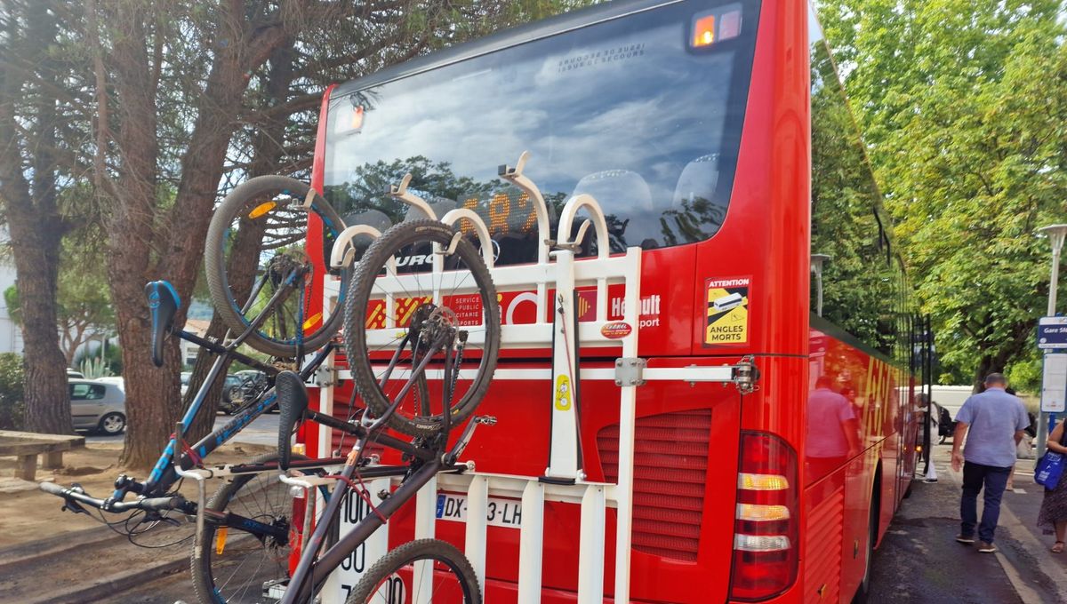 Un bus équipé dun porte-vélos transporte les cyclistes le long de la voie verte au départ de Bédarieux