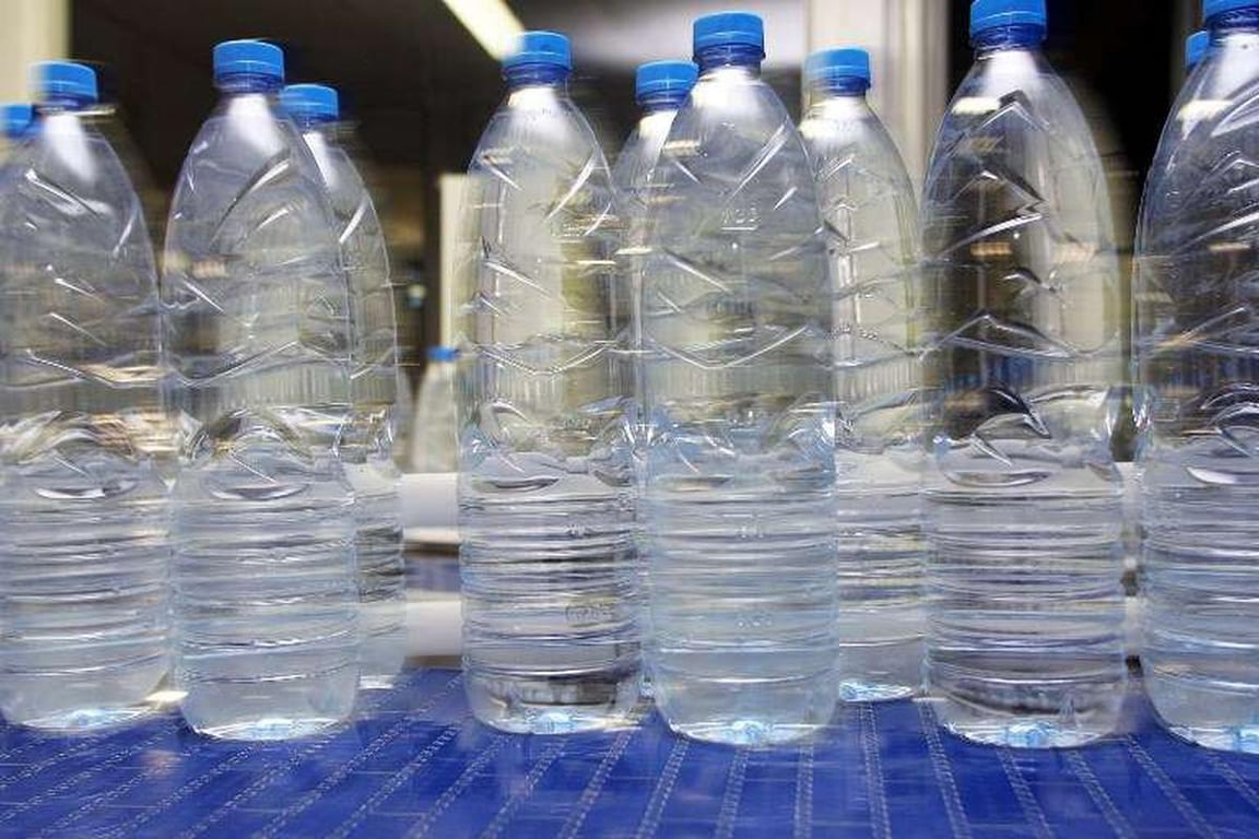 Leau embouteillée contient des centaines de milliers de particules de plastique par litre – Observatoire Qatar
