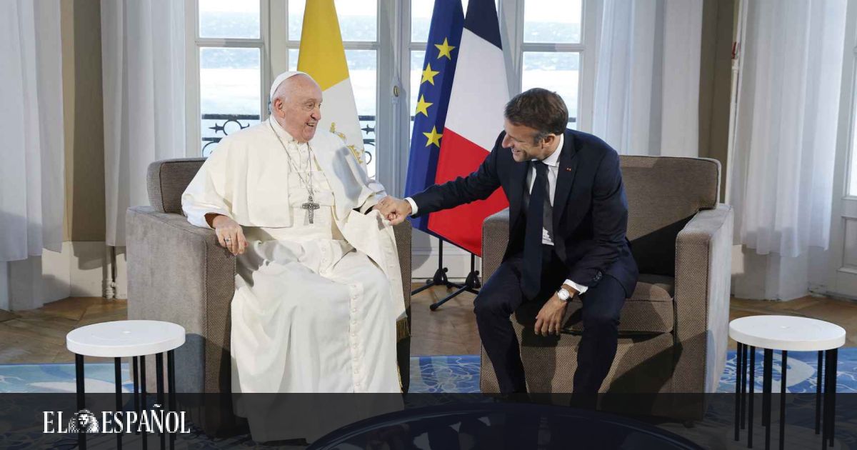 Emmanuel Macron asiste a la misa del Papa a pesar de las críticas de la izquierda por burlarse de la laicidad
