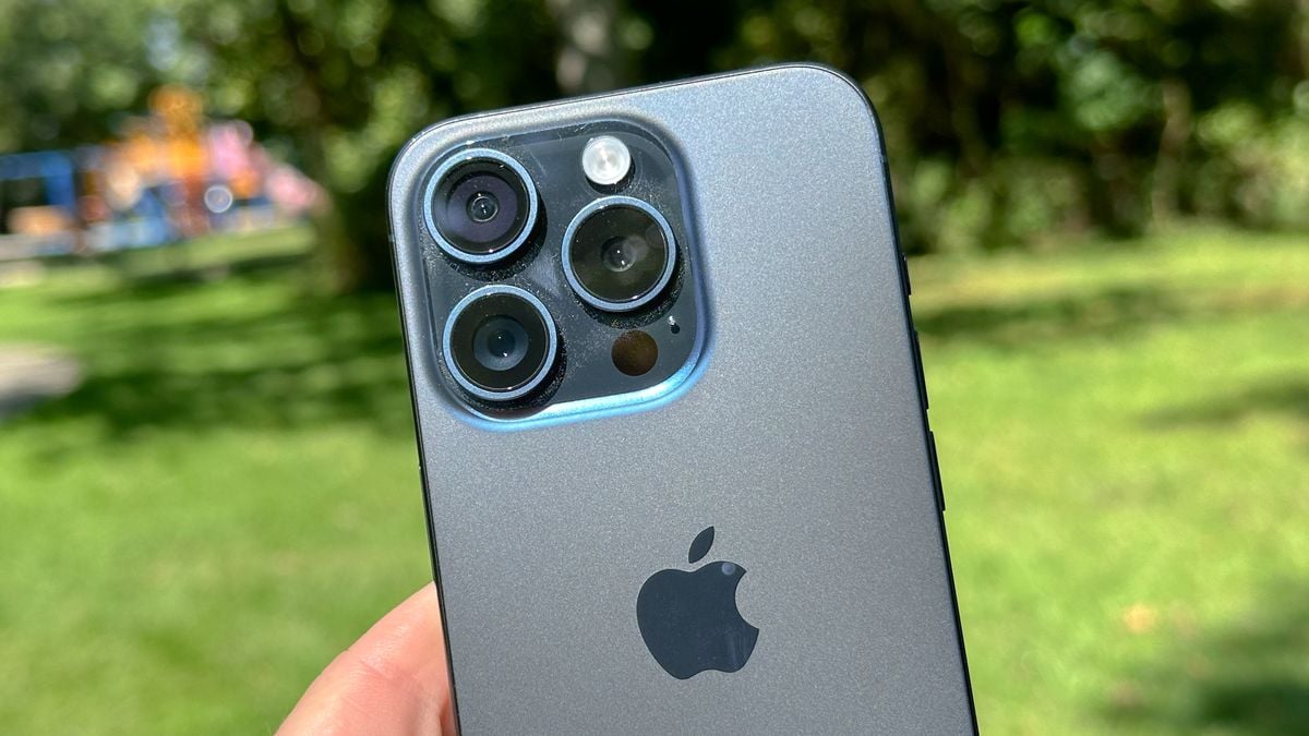 Exploring the Versatile Main Camera of the iPhone 15 Pro – Learn to Efficiently Swap between Various Lenses