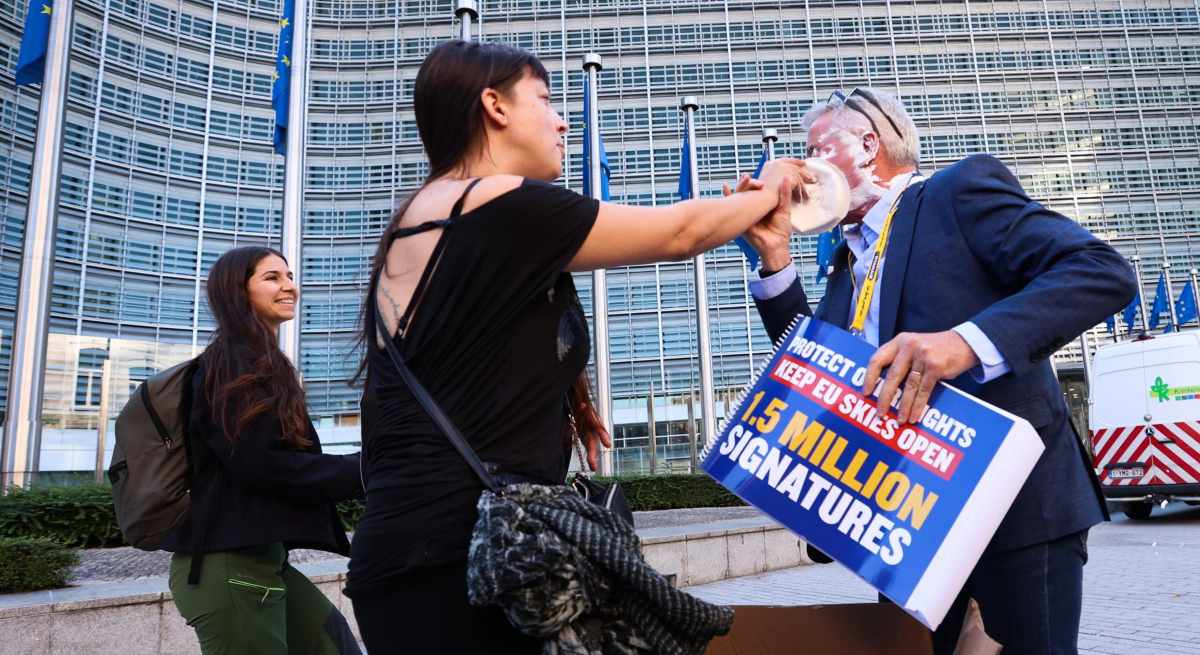 Dos activistas lanzan tartas a CEO de Ryanair en la Comisión Europea – Radio Centro