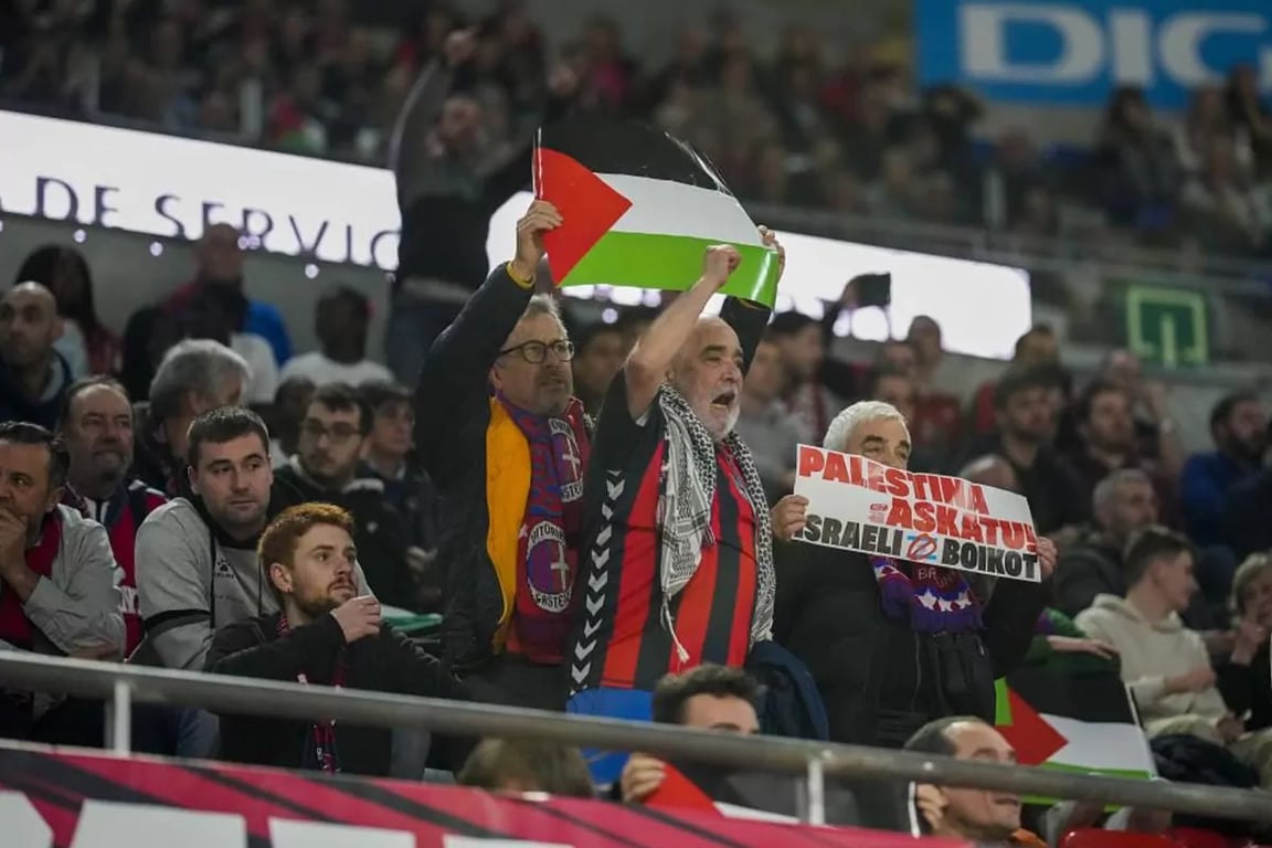 Photo of El Buesa exhibe banderas palestinas en el partido ante el Maccabi – Sr. Código