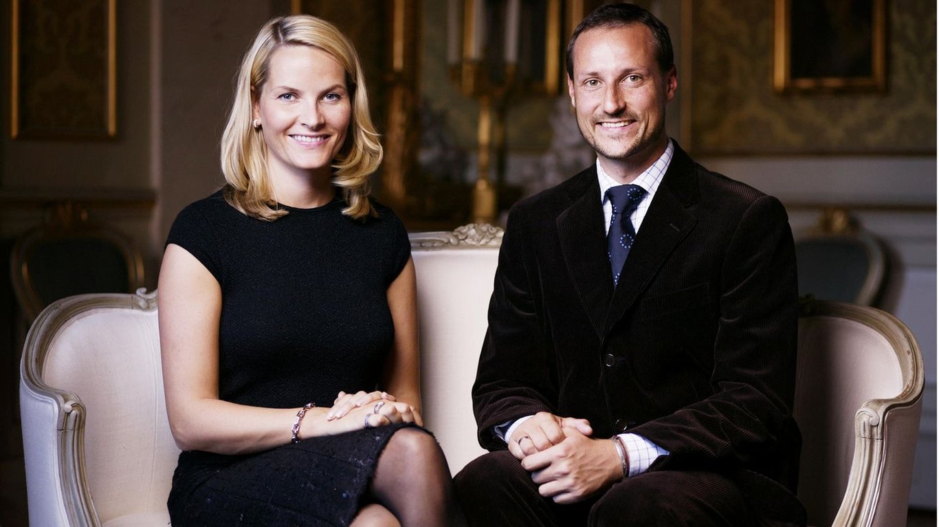 Mette-Marit und Haakon von Norwegen – ihre märchenhafte Lovestory | Buzznice.com