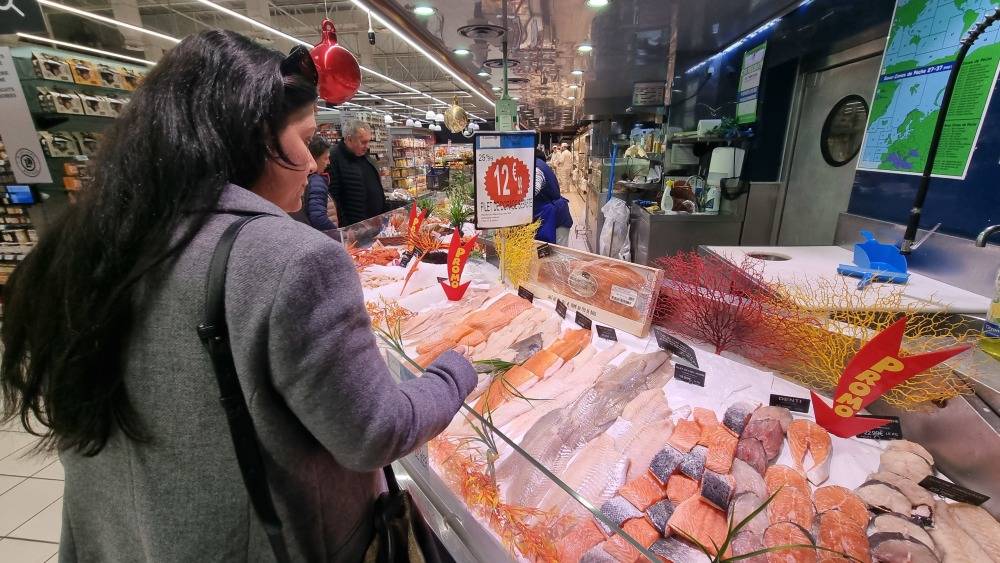 REPORTAGE. Dans les supermarchés, le repas de Noël : Selon ce que lon trouve de pas cher – Cosmo Sonic