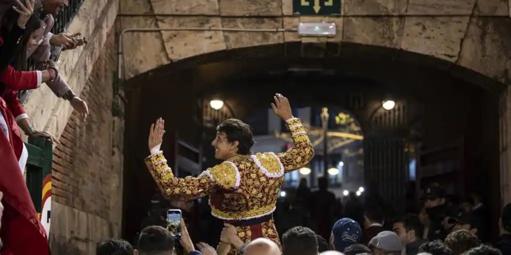 Photo of Roca Rey arrasa sin piedad: el Cóndor triunfa en la puerta grande de Fallas