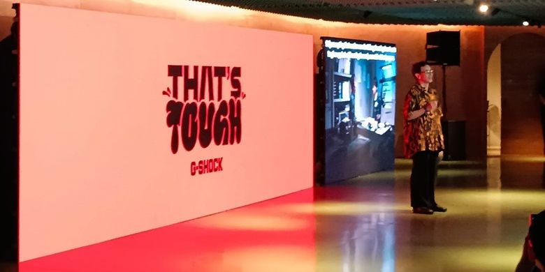Buktikan Ketangguhan G-Shock, Kikuo Ibe Minta Penonton Lempar Jam Tangan Sekuat Tenaga