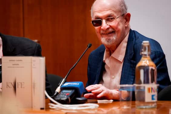 Salman Rushdie contro Giorgia Meloni: Le consiglio di crescere, sia meno infantile – Sky Tg24