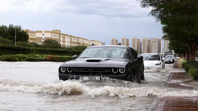 Potret Pertama Dubai Diterjang Badai, Mobil Mewah Terkena Banjir! – Manadopedia