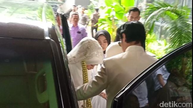 Adiba Khanza & Egy Maulana Tiba di Lokasi, Suasana Jelang Akad Dipenuhi Karangan Bunga – Bolamadura
