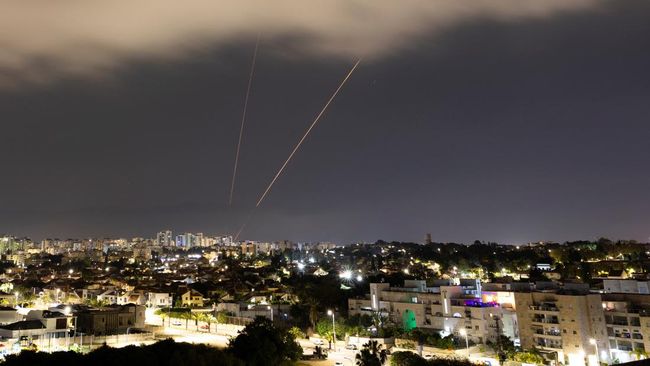 Israel Membuka Kembali Ruang Udara Pasca Serangan Drone dan Rudal Iran – CNN Indonesia