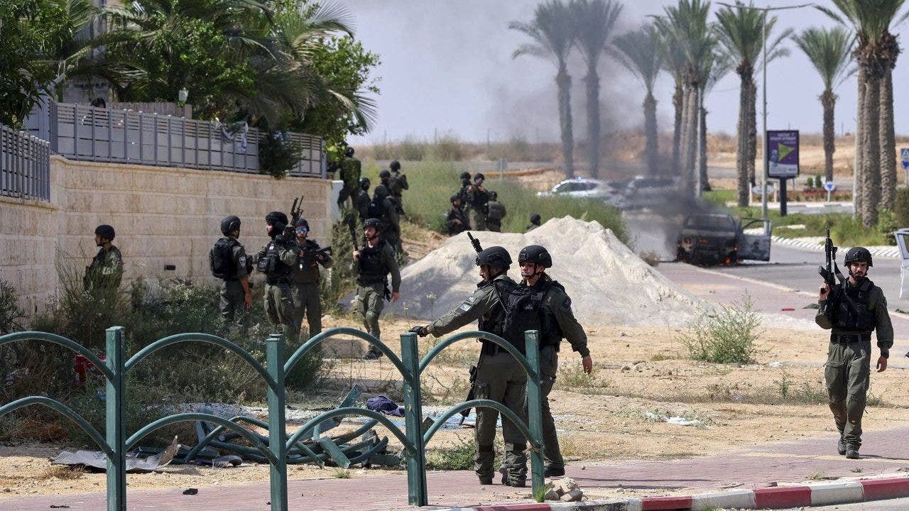 Photo of Israeli couple claims cookies and songs distracted invaders during SWAT team raid: report