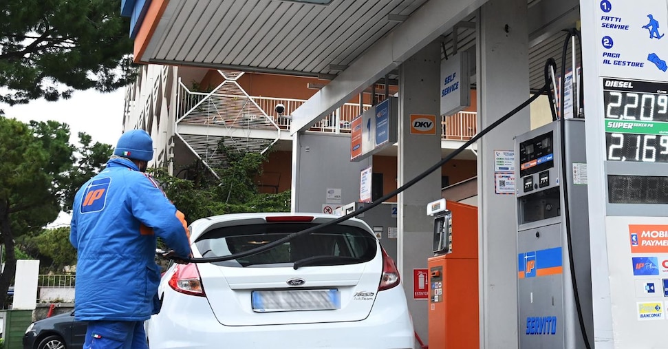 Benzina e gasolio alle stelle. Nel Sud Italia oltre 2,5 euro al litro – Buzznews