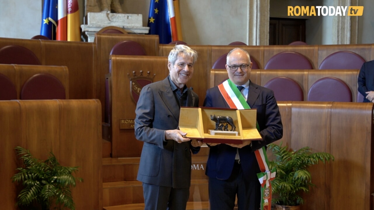 VIDEO | Claudio Baglioni riceve la Lupa Capitolina. Su Centocelle: Potrebbe esserci qualche sorpresa – RomToday