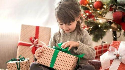Fare i regali costa di più: Addobbi e prodotti tipici alleggeriscono i portafogli