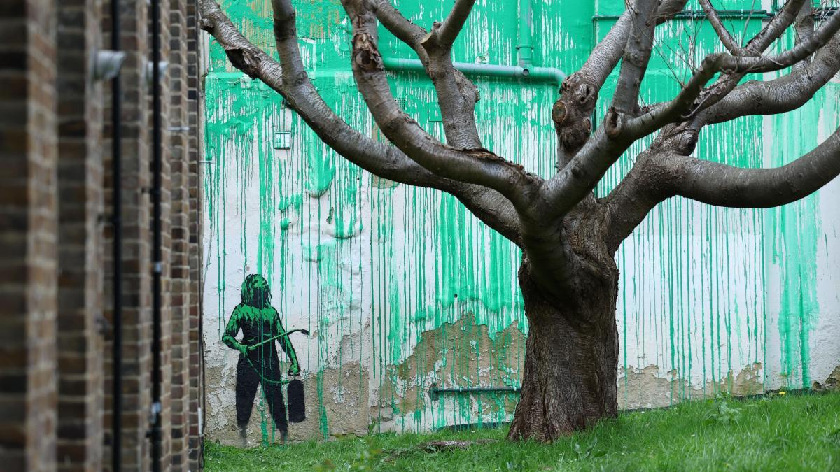 Photo of Banksy confirma la autoría en un nuevo mural de un árbol aparecido en Londres – Oncenoticias