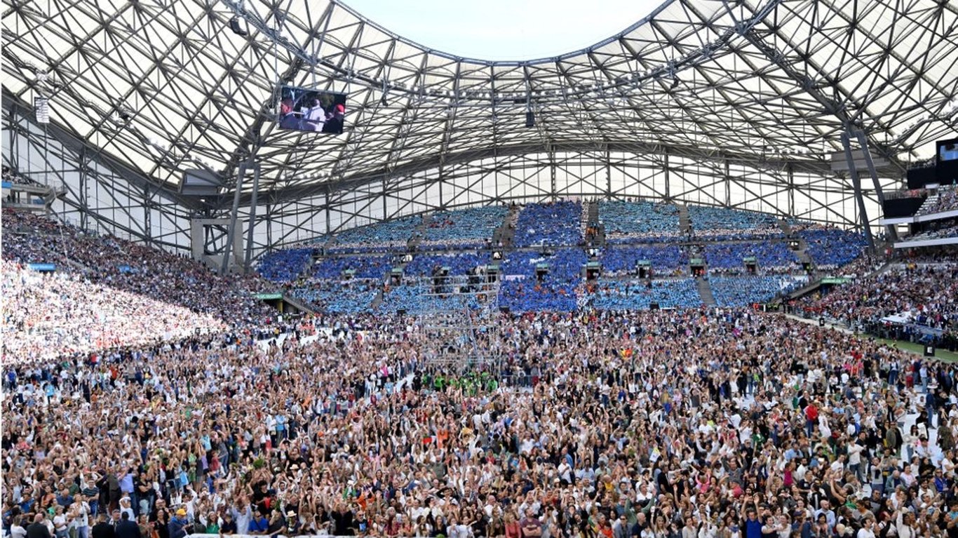 Visite du pape François à Marseille : les fidèles affluent au stade Vélodrome pour la messe prévue cet après-midi – Cosmo Sonic