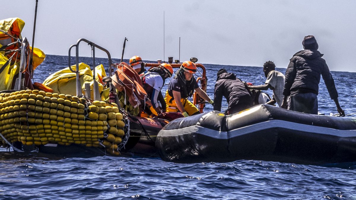 Numerosos migrantes fallecen en el Mediterráneo intentando llegar a Italia – Euronews Español