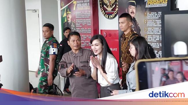 Sandra Dewi Naik MPV Setelah Diperiksa Sebagai Saksi, Tinggalkan Kejagung – Bolamadura