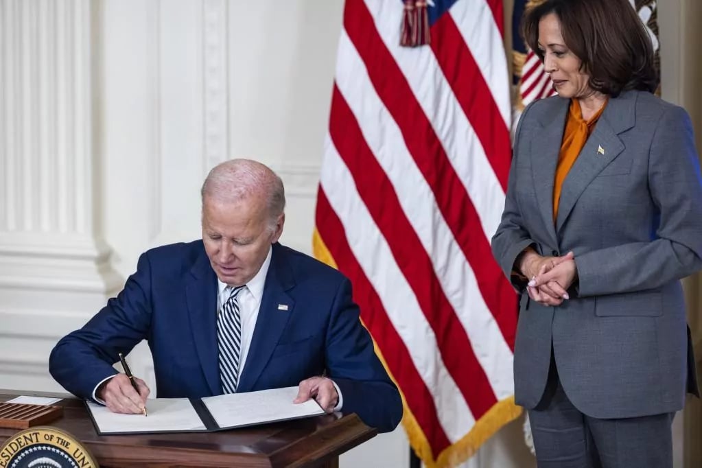 Biden firma una orden ejecutiva para controlar el desarrollo de la inteligencia artificial – Mr. Codigo