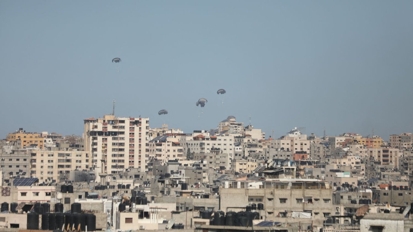 Observatoire Qatar : Guerre entre Israël et le Hamas – Ce que lon sait du largage daide humanitaire ayant provoqué cinq morts dans la bande de Gaza