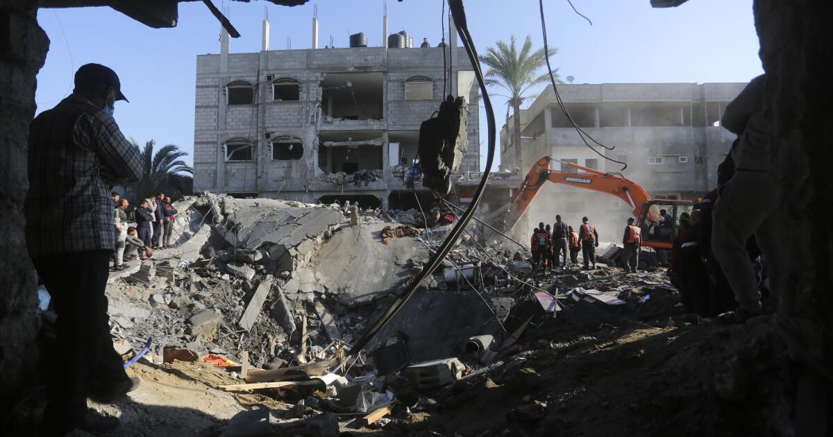 Israel bombardea el sur de Gaza y asalta hospital en el norte