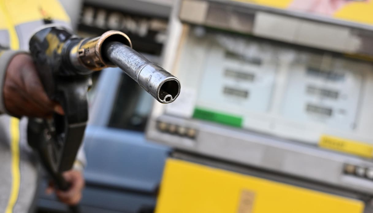 Benzina, i prezzi nel 2023 raggiungono livelli storicamente bassi – Buzznews