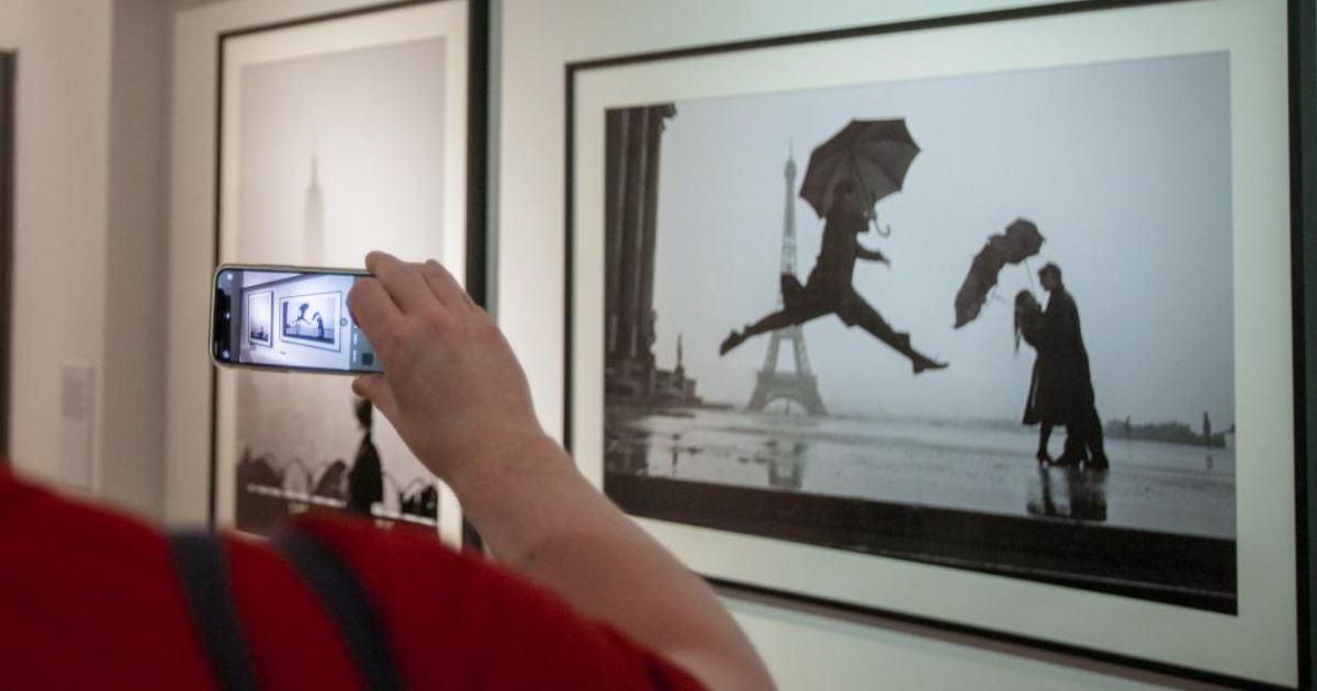 Addio a Elliot Erwitt, il fotografo e maestro degli scatti in bianco e nero che raccontavano la comicità… – SDI Online