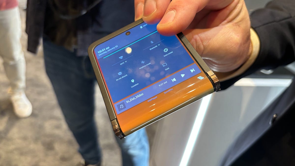 The Daily Guardian: Flipping the Screen Inside Out – Samsungs Innovative Flip Phone Concept