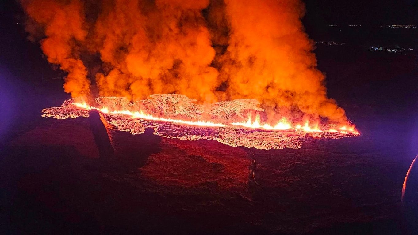Photo of Icelandic Volcano Eruption: Lava Flow Approaching Town, Met Office Reports
