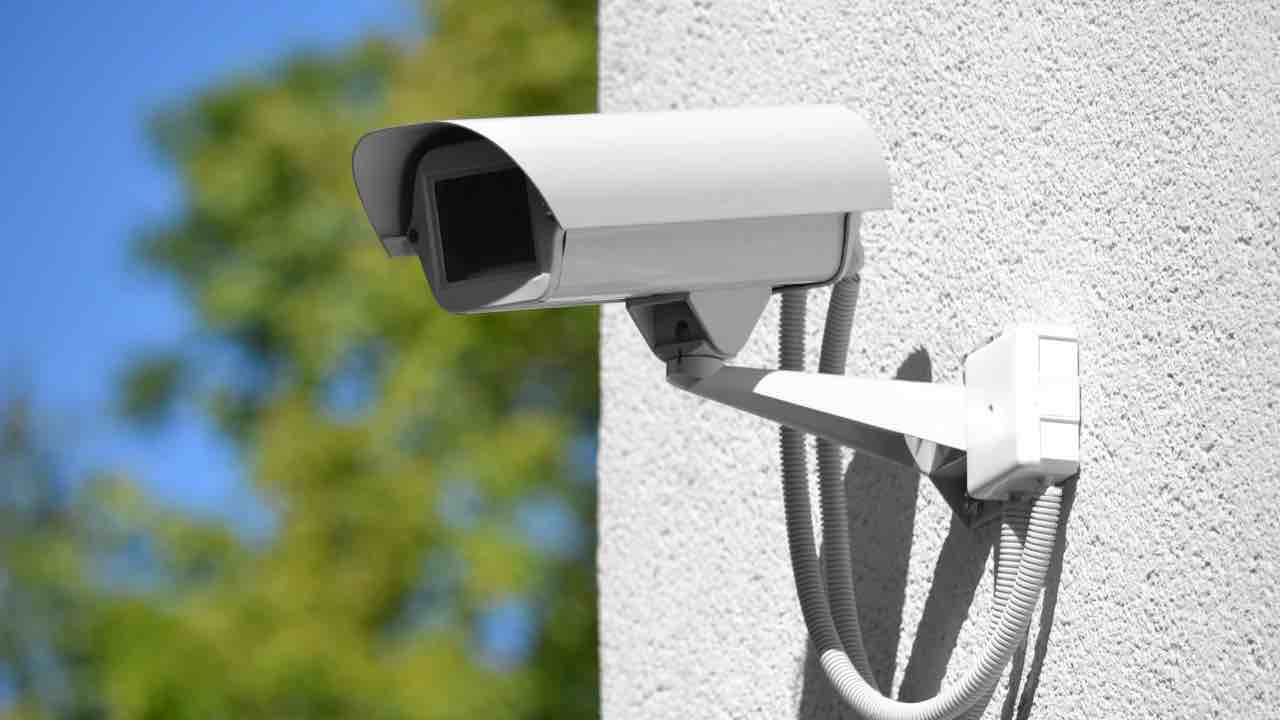 Telecamera del vicino orientata verso l’ingresso di casa tua: come farla togliere – SDI Online