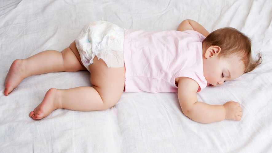Mort subite du nourrisson : Des chercheurs critiquent les illustrations sur les paquets de couches pour bébés
