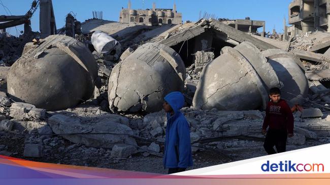 Title: Warga Gaza Berdoa Tarawih di Reruntuhan Masjid yang Dibom Israel – Bolamadura