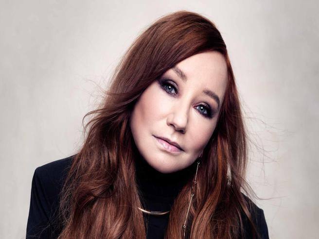 Tori Amos festeggia il suo 60° compleanno: una carriera tra dolore e rabbia, i segreti della regina del rock degli anni 90 – Buzznews