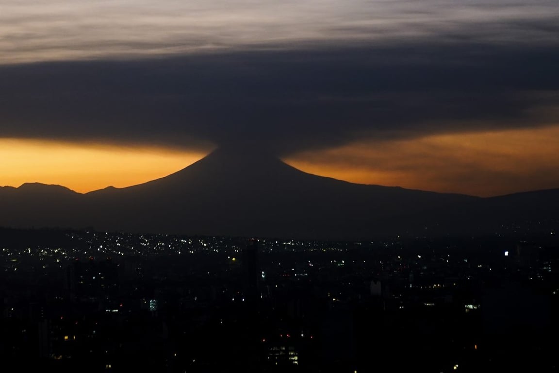 Mexicos Popocatépetl volcano erupts 13 times in one day