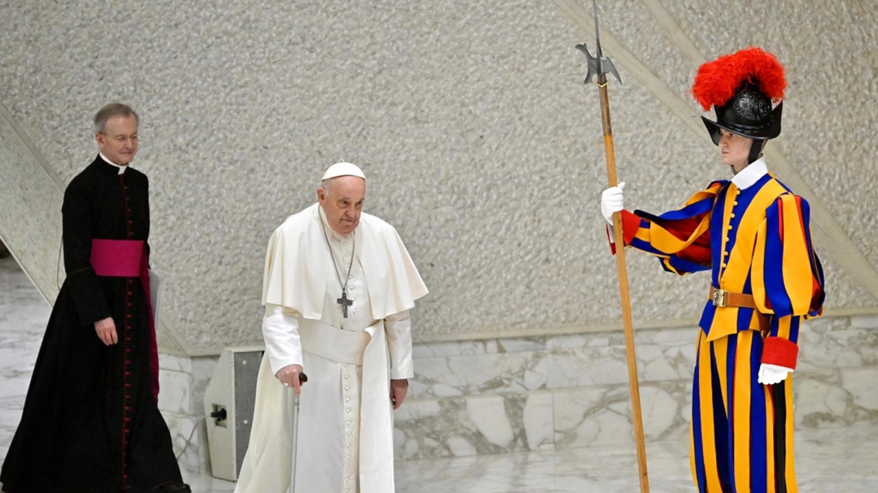 Título de la noticia: El papa presidirá la Vigilia del Sábado Santo después de renunciar al viacrucis