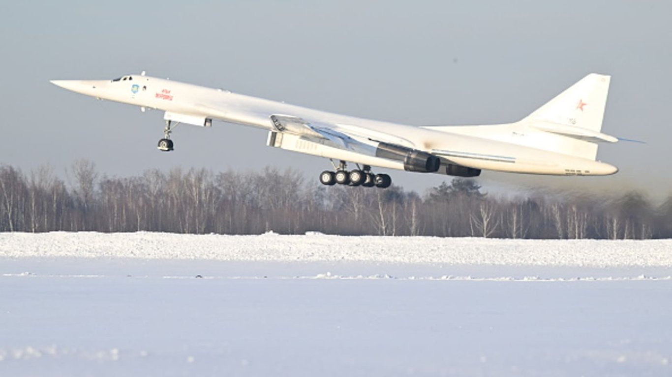 Putin flies on nuclear-capable bomber as Ukraine receives military support