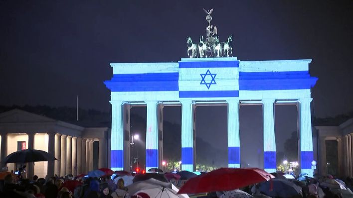 Solidaritätsbekundung der Berliner Regierung: Brandenburger Tor erstrahlt in israelischen Nationalfarben