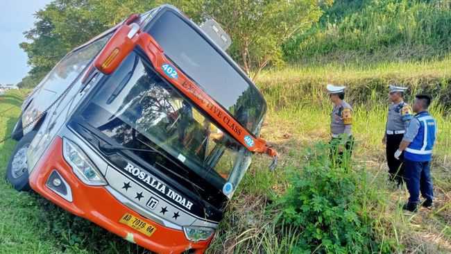 Kondektur Rosalia Indah Tewas dalam Kecelakaan Tol Batang – CNN Indonesia