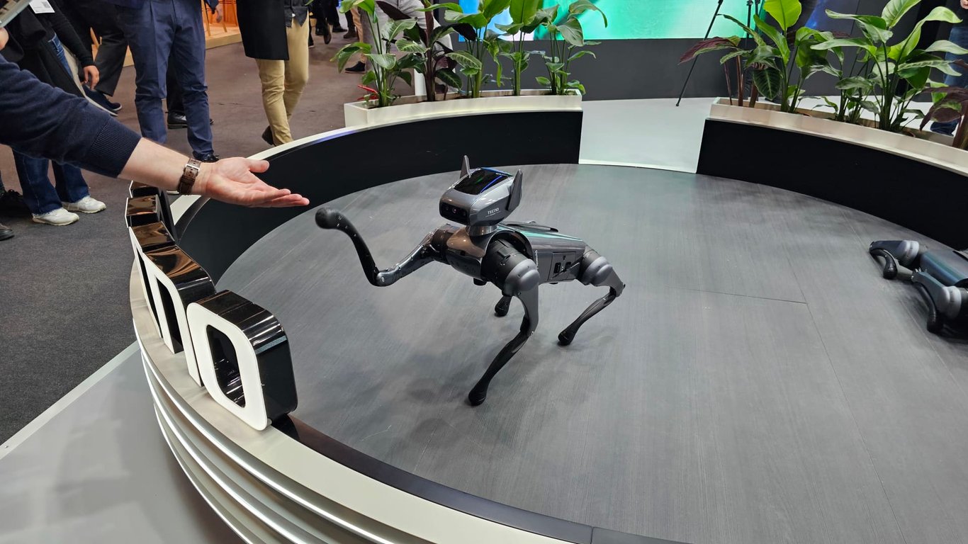 Photo of The Tech Update: Smart rings, robot dogs, bendable phones