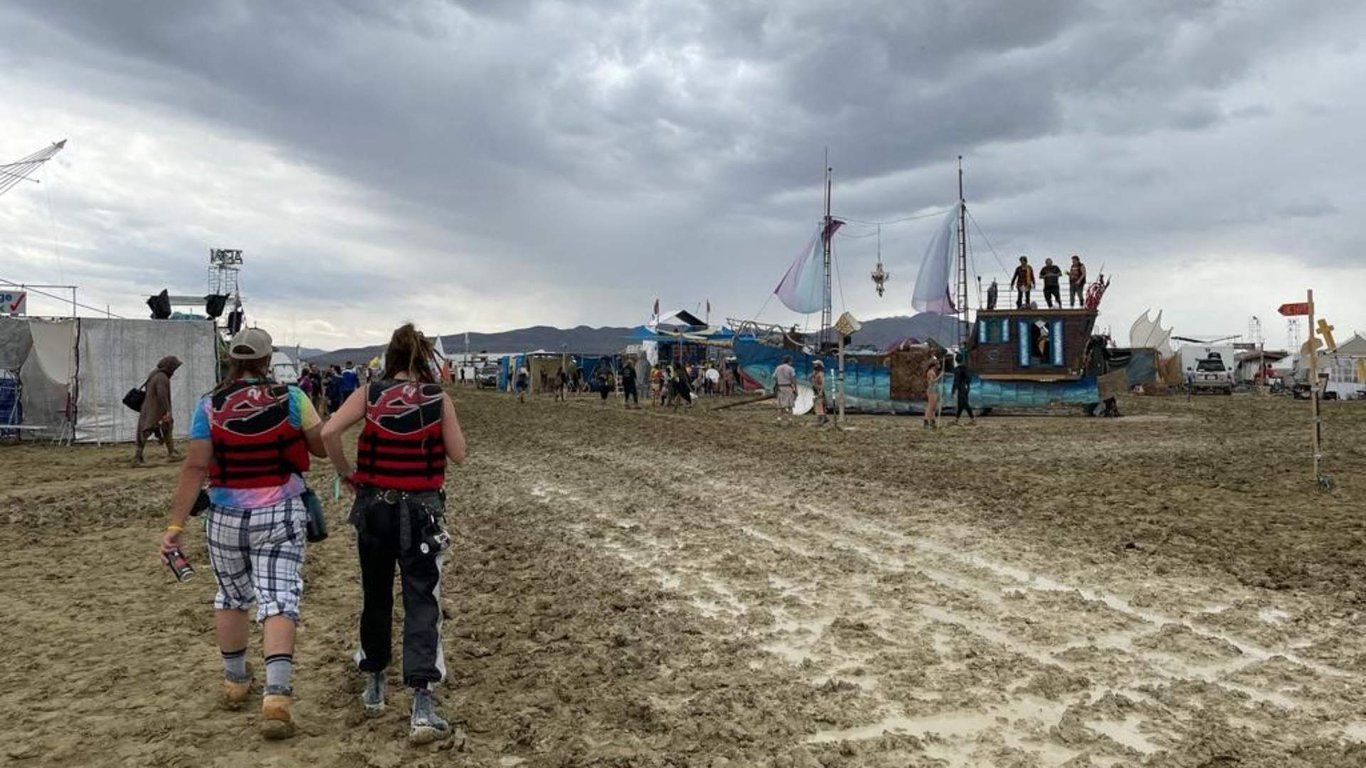 Photo of Investigan una muerte en el festival Burning Man y miles de asistentes huyen por las lluvias