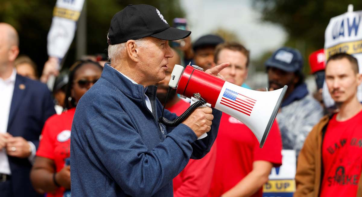 Photo of Biden visita la huelga del motor y hace historia como primer presidente que se une a un piquete – Mr. Código