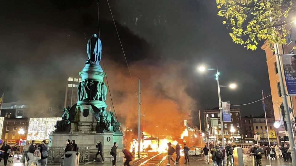 Le persone coinvolte nelle violenze gettano vergogna sullIrlanda – Euronews Italiano – Hamelin Prog