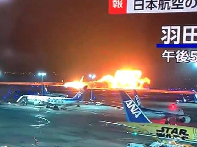 Giappone, aereo in fiamme oggi allaeroporto di Haneda: Evacuate le 379 persone a bordo. Impatto con un… – Hamelin Prog