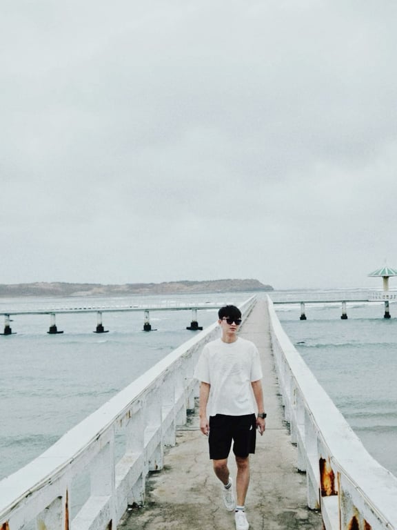 這時候的澎湖 沿著堤朗散步 遠方有人垂釣 有人靜靜的看著\聽著海浪 一切都顯得剛剛好