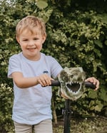 Wild And Soft T-Rex op een stepje