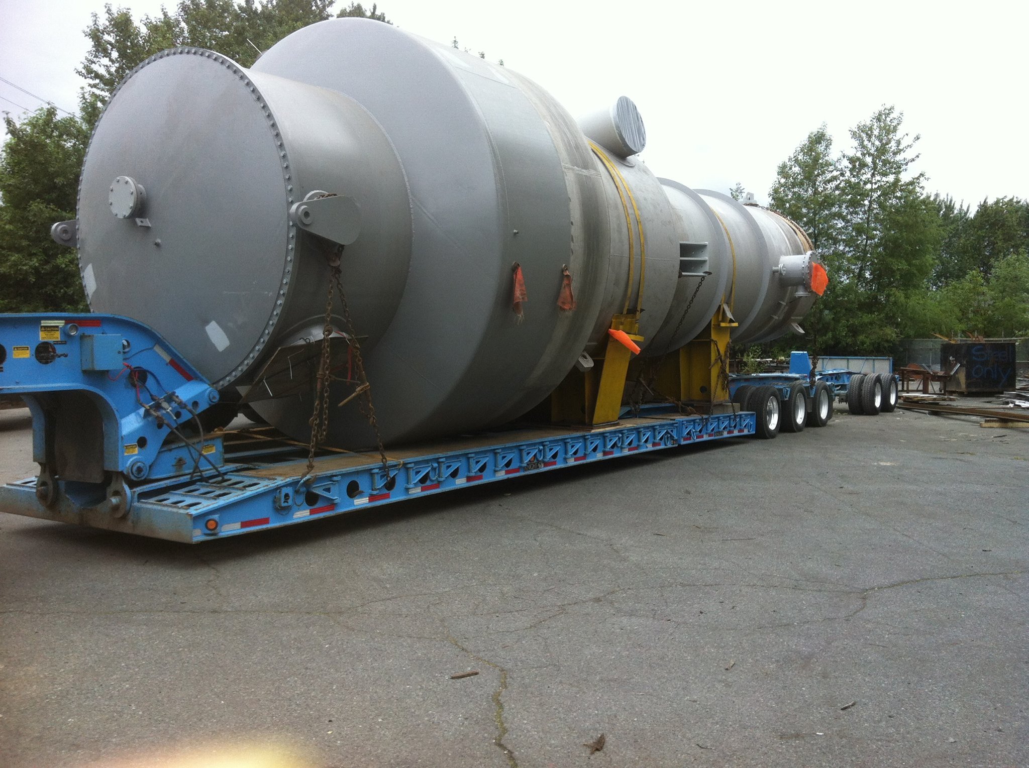 machine-transport-pressure-vessel-heavy-haul Oversized pressure vessel loaded for heavy machinery transport