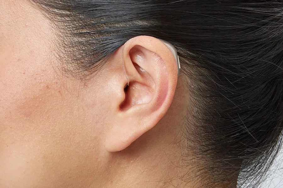 Oticon_Intent_miniRITE_H1-2024_C090ChromaBeige_Angle90_Close-up_In-On-Ear_MS-6230_Woman_1200x800px_Original file - The Audiology Place oticon intent minirite h1 2024 c090chromabeige angle90 close up in on ear ms 6230 woman 1200x800px original file oticon intent™ minirite the audiology place