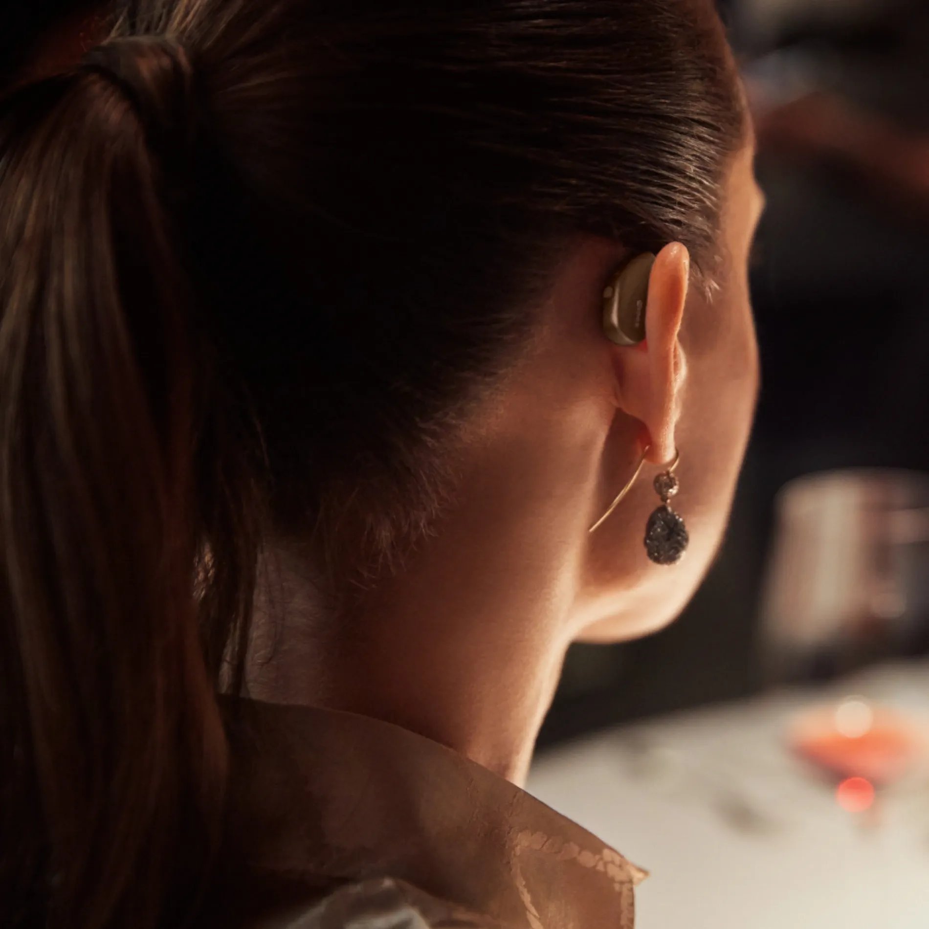 restaurant woman with hearing aid seen from behind 1000 1000 moment the audiology place