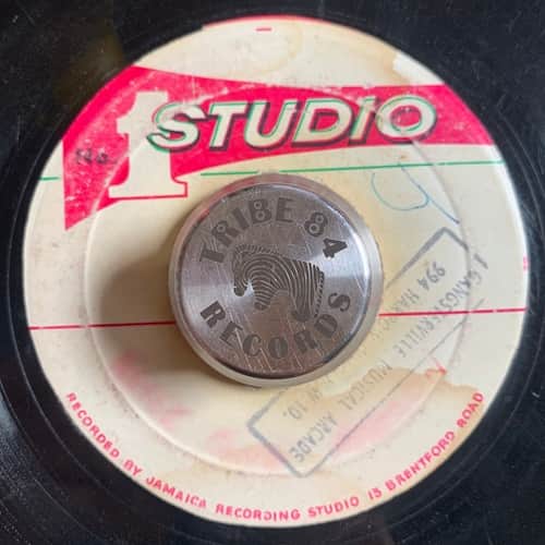 Carlton And The Shoes – Never Give Your Heart Away